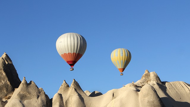 Sivé kopce, nad ktorými lietajú teplovzdušné balóny